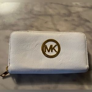 Michael Kors Large White Pebbled Leather Checkbook Wallet Gold Logo Women’s
